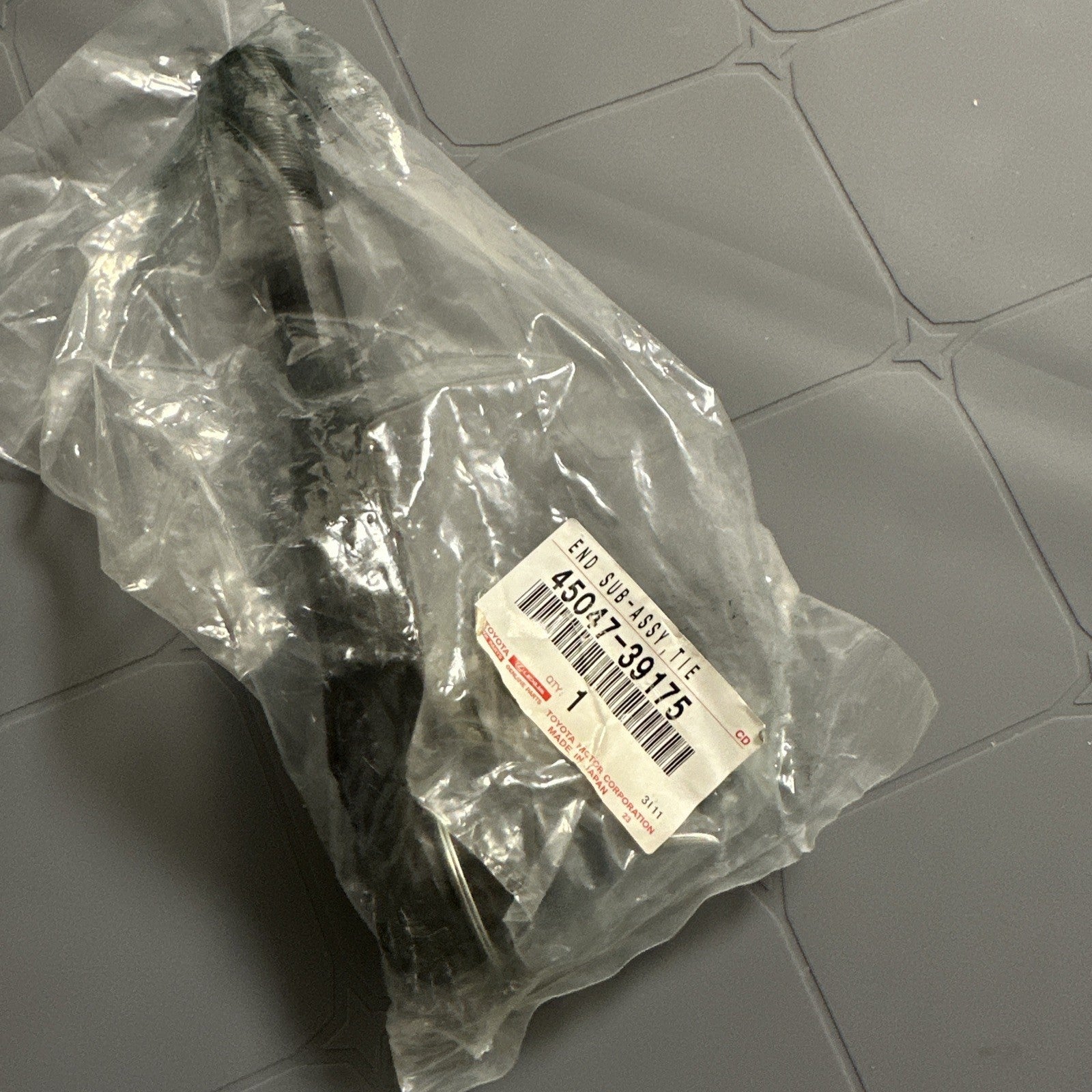 رأس تي رود خارجي أمامي أيسر أصلي تويوتا داخل العبوة 45047-39215 | Genuine Toyota front outer tie rod end LH in package 45047-39215