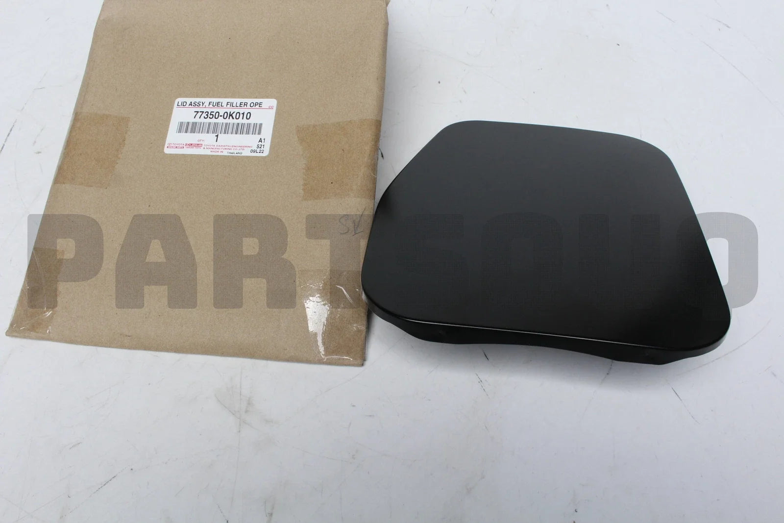 غطاء فتحة تعبئة الوقود تويوتا الأصلي، رقم OEM 77350-0K010 | Genuine Toyota fuel filler opening lid assembly, OEM 77350-0K010
